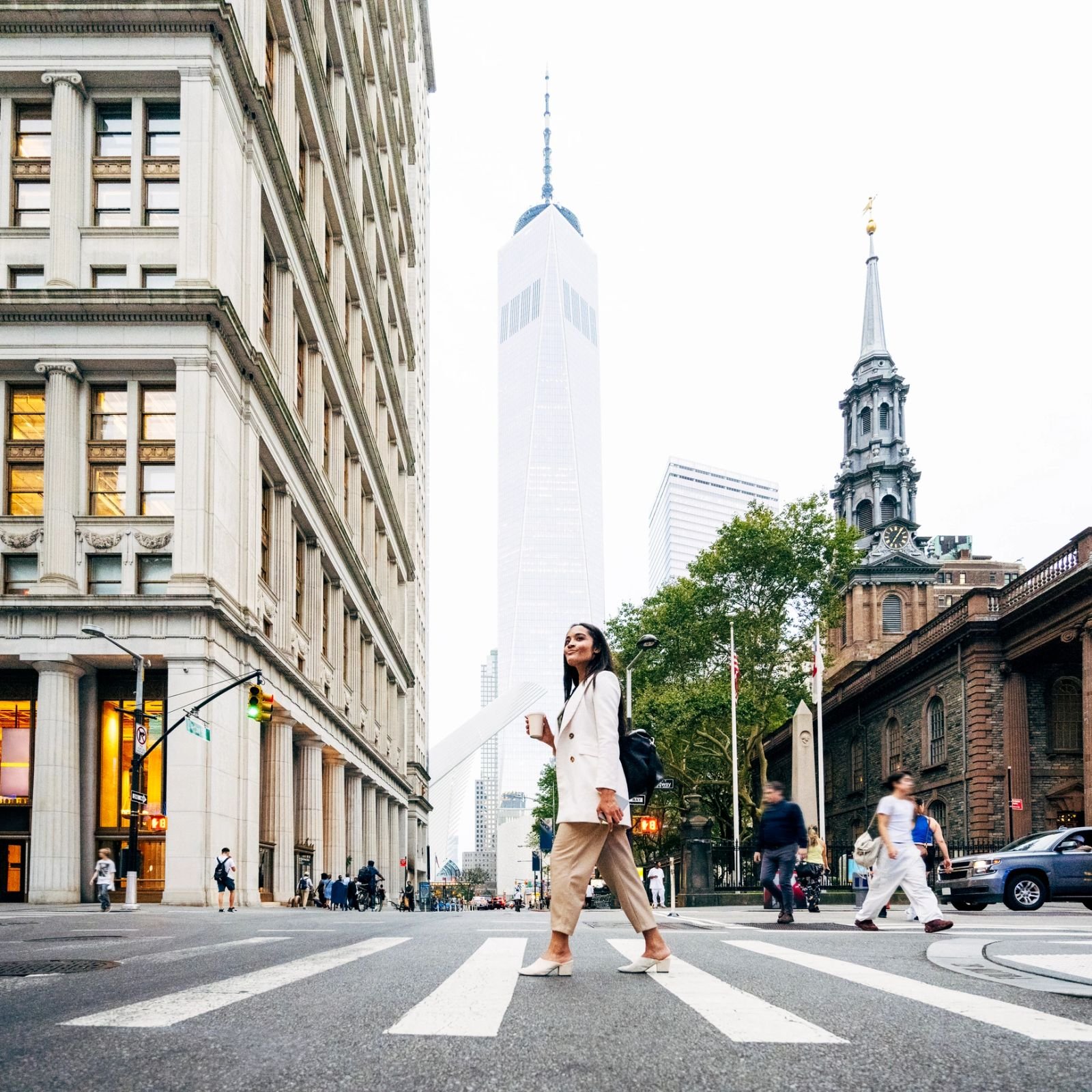 Passagère traversant une avenue en ville