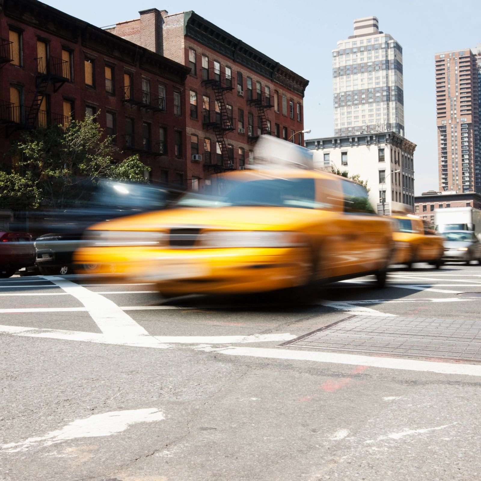 Taxi jaune en mouvement dans une rue urbaine