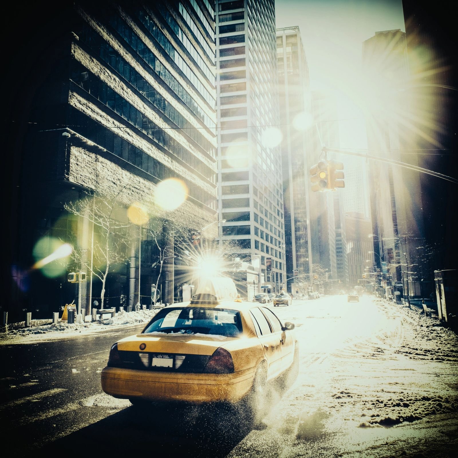 Taxi dans une ville lumineuse